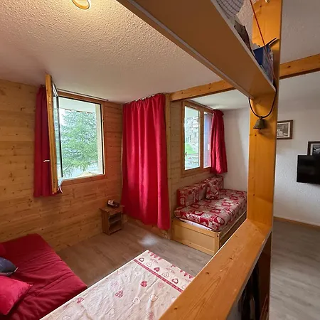 Montalbert Les Choucas, Sur La Piste A Cote De La Telecabine *