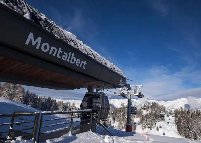 Montalbert Les Choucas, Sur La Piste A Cote De La Telecabine
