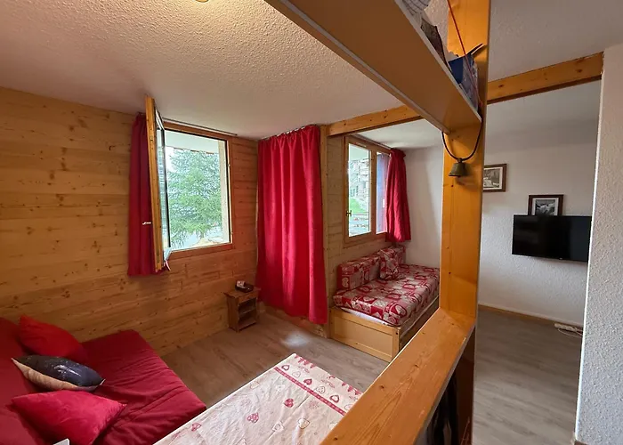 Montalbert Les Choucas, Sur La Piste A Cote De La Telecabine *