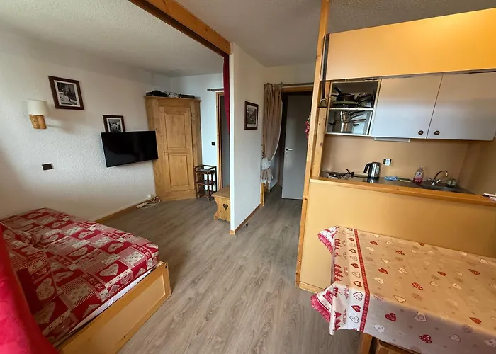 Montalbert Les Choucas, Sur La Piste A Cote De La Telecabine