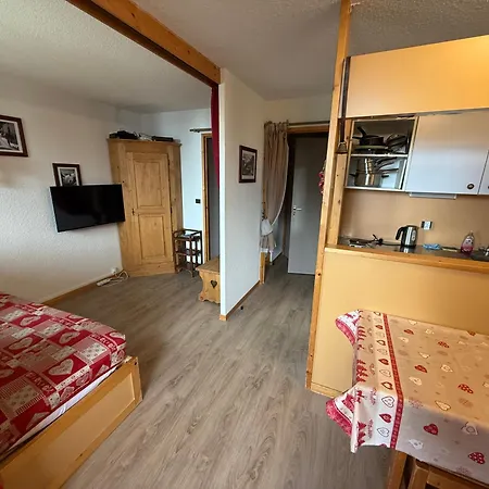 Montalbert Les Choucas, Sur La Piste A Cote De La Telecabine