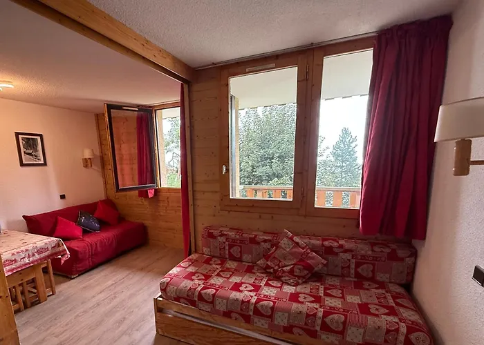 Montalbert Les Choucas, Sur La Piste A Cote De La Telecabine